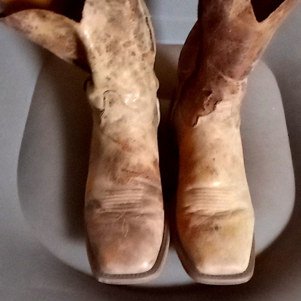 Justin Boots 9 and 1/2 d